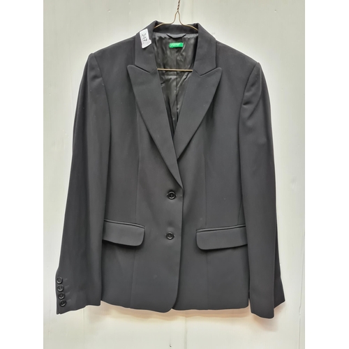 347 - A United Colours of Benetton ladies black blazer, classic cut with lapels, Italian size 46 (UK size ... 