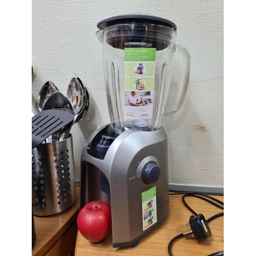 378 - A Philips juicer , with glass jug and easy pour spout, perfect for crafting refreshing smoothies wit... 