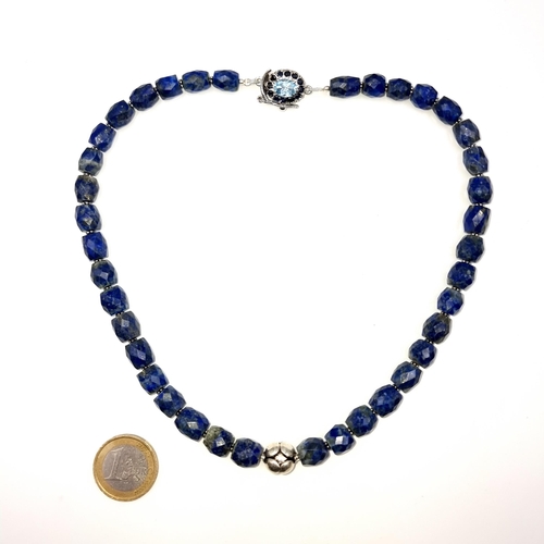 513 - A good quality lapis lazuli graduated stone necklace, set with an attractive aqua marine stone clasp... 