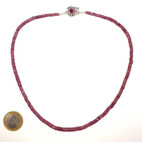 514 - A pretty ruby gemstone graduated necklace, set with am attractive sterling silver ruby stone set cla... 