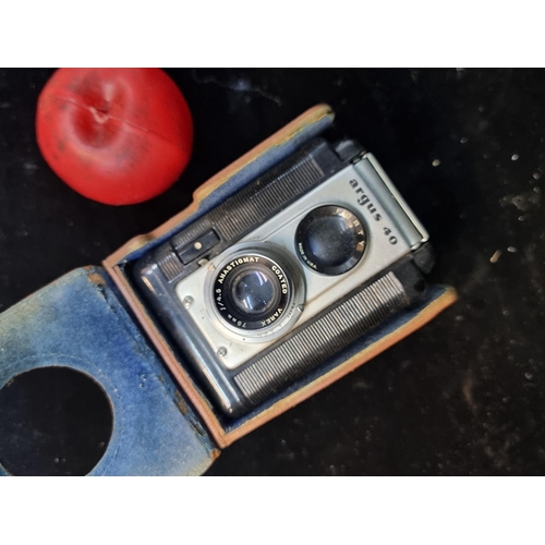 137 - A fantastic vintage Argus 40 American made camera housed in its original smart brown leather travel ... 