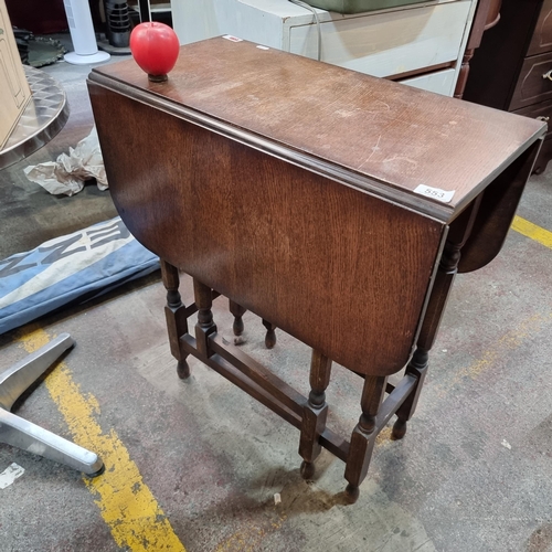 553 - A handsome Edwardian drop leaf table with gate leg supports.