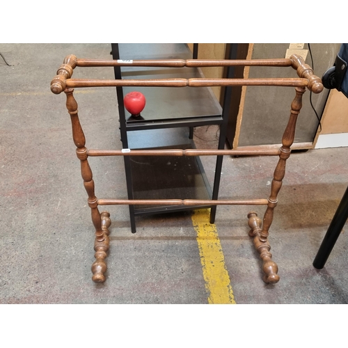 560 - A vintage turned wood towel rail. Lovely turned wood elements.