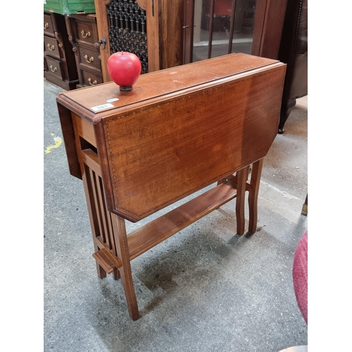 581 - A gorgeous Edwardian gate leg drop leaf table featuring beautiful string inlay.