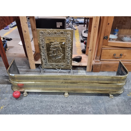 587 - Star lot: A very attractive antique Irish tall brass fire fender with lovely pierced sides, held on ... 