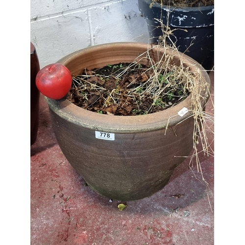 778 - A large heavy terracotta plant pot.