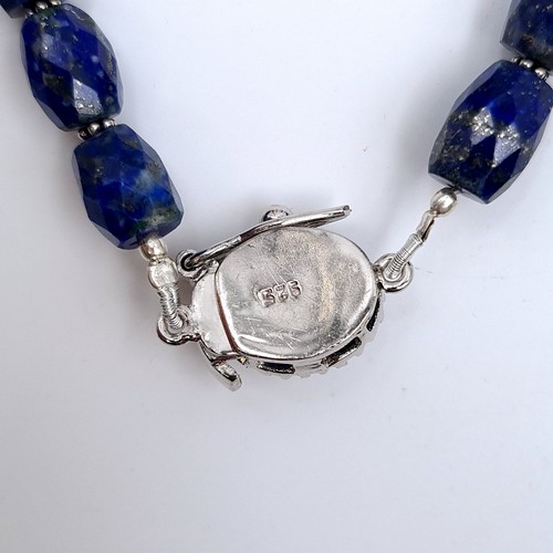 513 - A good quality lapis lazuli graduated stone necklace, set with an attractive aqua marine stone clasp... 