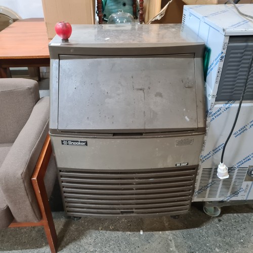 1034 - Super Star Lot : A large Snooker SK-280P enclosed commercial ice machine. With internet comps of €24... 