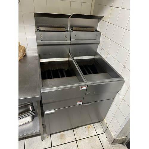 1043 - Star Lot : A good gas double fry station in Stainless Steel.  Fully working from a Bar, restaurant t... 