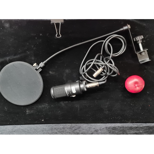 255 - A high quality Steinberg ST-M01 microphone and filter with desk mount. .