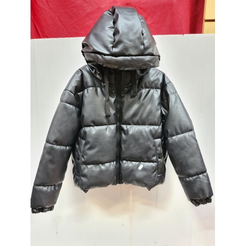 319 - A very trendy Stradivarius padded jacket in a stylish black leatherette fabric. With hood , drawstri... 