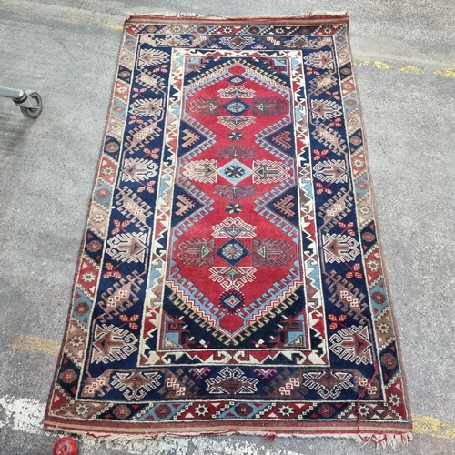 348 - Star Lot : A fabulous hand knotted Persian wool rug / carpet. This is an absolute beautiful rug in s... 