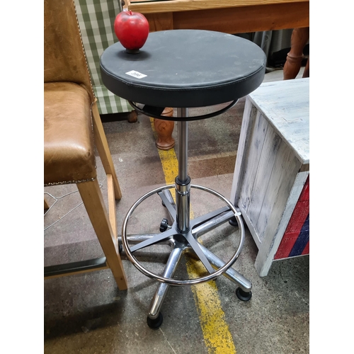 396 - A high quality German made Thomann adjustable drummers  stool. In good condition. Goes up and down a... 