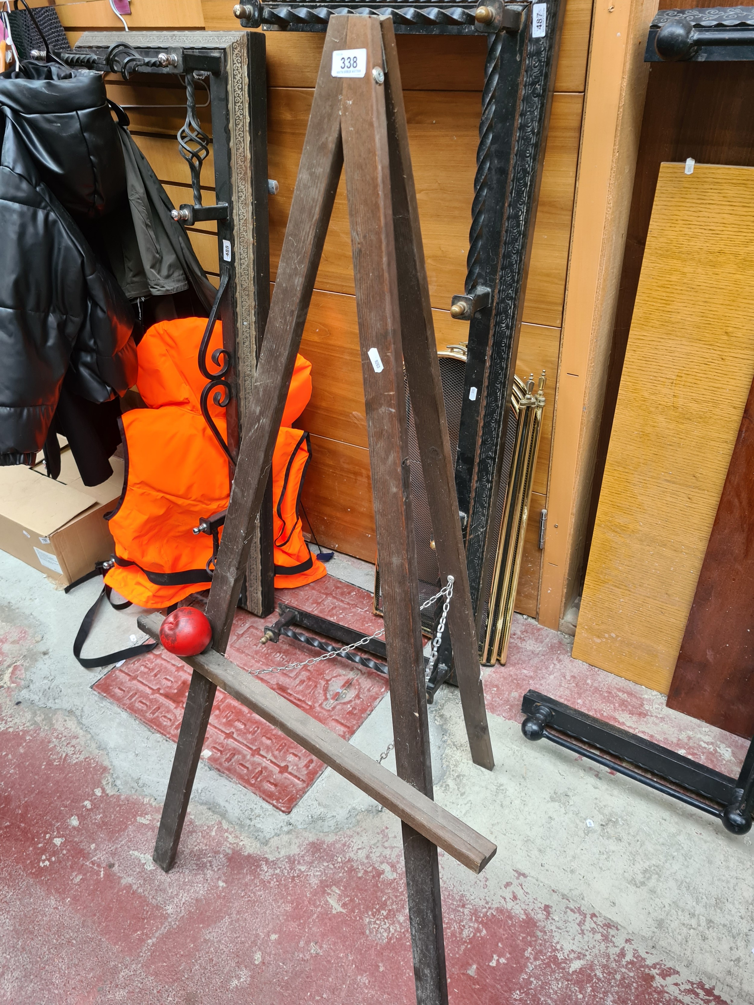 A Nice Vintage Artist Easel   1100227517.JPG