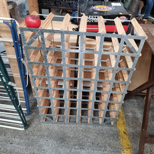 580 - A wood and metal wine rack with space for 42 bottles.