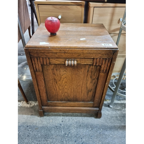 615 - A wonderful oak Art Deco coal scuttle. With profuse tiger grain on the oak.