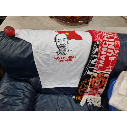 655 - Two vintage Manchester United football scarves and a 100% cotton T shirt with the late Vietnamese le... 