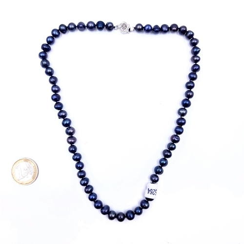 714 - A beautiful natural fresh water pearl necklace with sterling silver clasp, length 44cm.