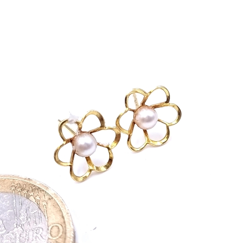 724 - A very pretty pair of gold floral stud earrings (marks present but rubbed, probable 9 carat). Backs ... 