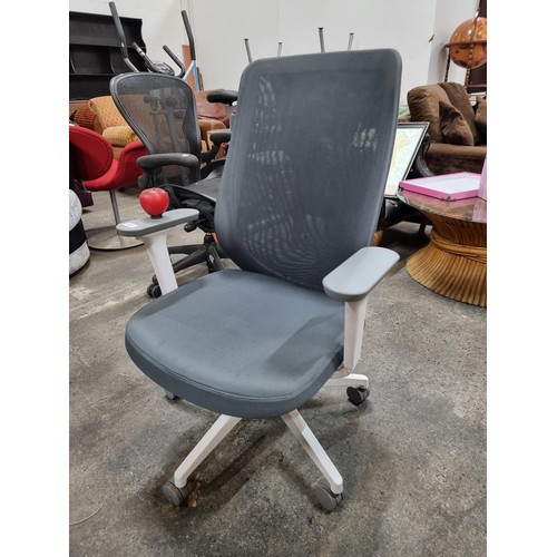 628 - A high quality, extremely comfortable office chair sat on castor wheels and featuring armrests. Both... 