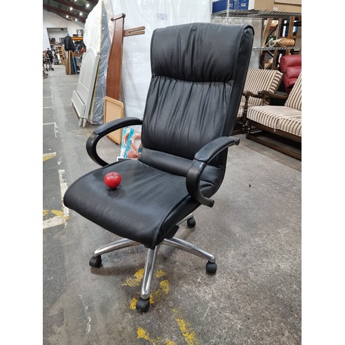 620 - A high quality adjustable black office chair set on castor wheels.