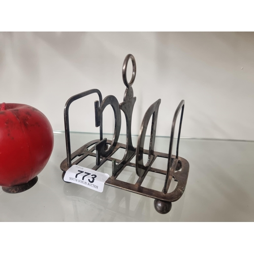 773 - A antique Victorian silver plated toast rack featuring separators in the form of initials 'G.L.D.', ... 