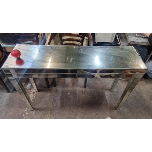 895 - Star Lot : A very stylish mirrored console table with mirrored glass to every side. In very good con... 