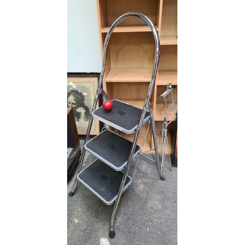 392 - A good quality Abru 3-step foldable ladder with rubber grip steps and feet. Looks as new.