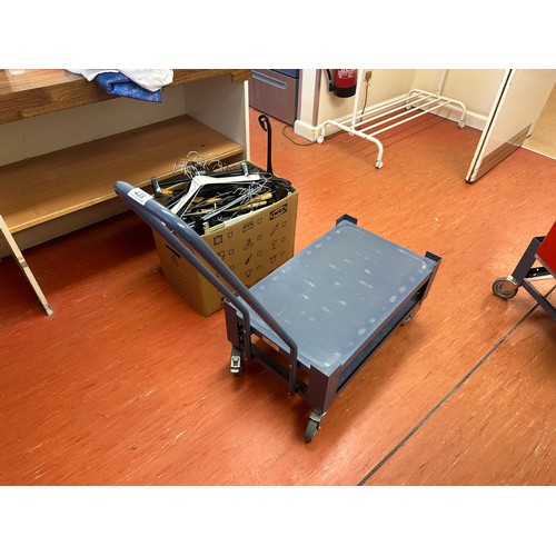 438 - A good commercial heavy duty pull trolley.
There is only two opportunities to collect from the Home,... 