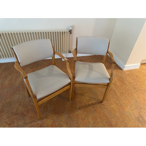 466 - Set of two mid century Parker Knoll chairs with curved arms.
There is only two opportunities to coll... 