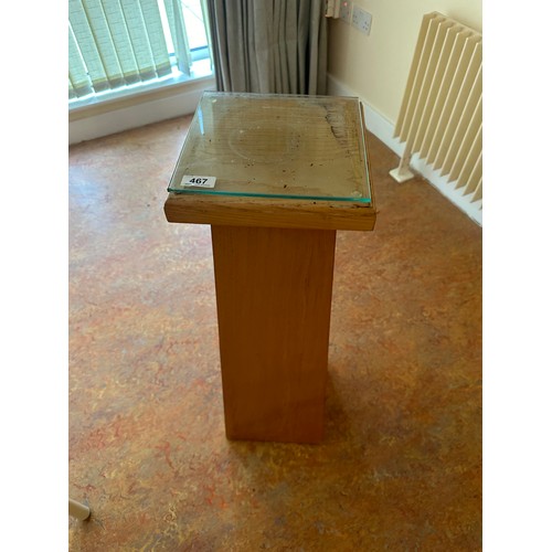 467 - Is a tapered wood plant stand with glass top.
There is only two opportunities to collect from the Ho... 