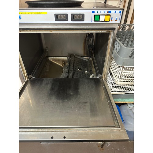 469 - STAR LOT : A MACH commercial Dishwasher Stainless steel with glass and dish trays.
There is only two... 