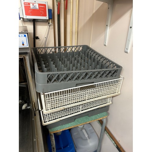 469 - STAR LOT : A MACH commercial Dishwasher Stainless steel with glass and dish trays.
There is only two... 