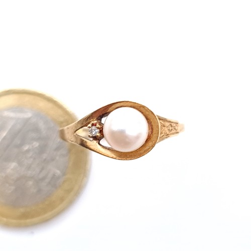 693 - A 10K gold vintage ring set with a pearl mount with diamond, ring size L 1/2, weight 1.87 grams.