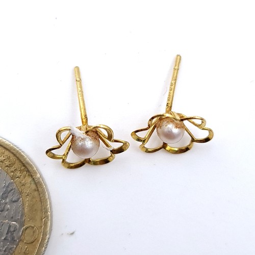 724 - A very pretty pair of gold floral stud earrings (marks present but rubbed, probable 9 carat). Backs ... 