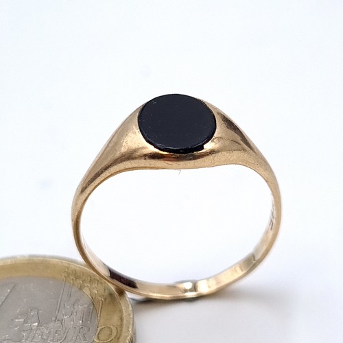 734 - A super gents 9k gold onyx stone Signet Ring, size Q, weight 2.20gms. Boxed.