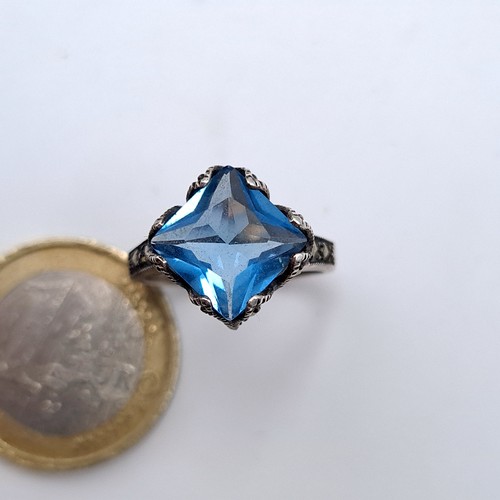 748 - A super vintage blue topaz crown set sterling stone ring with marcasite shoulders, ring size K, weig... 