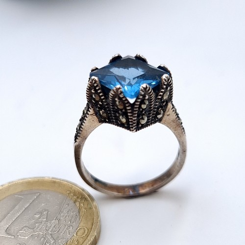 748 - A super vintage blue topaz crown set sterling stone ring with marcasite shoulders, ring size K, weig... 