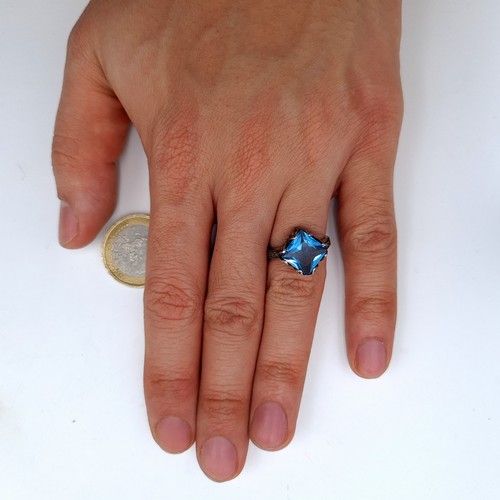 748 - A super vintage blue topaz crown set sterling stone ring with marcasite shoulders, ring size K, weig... 