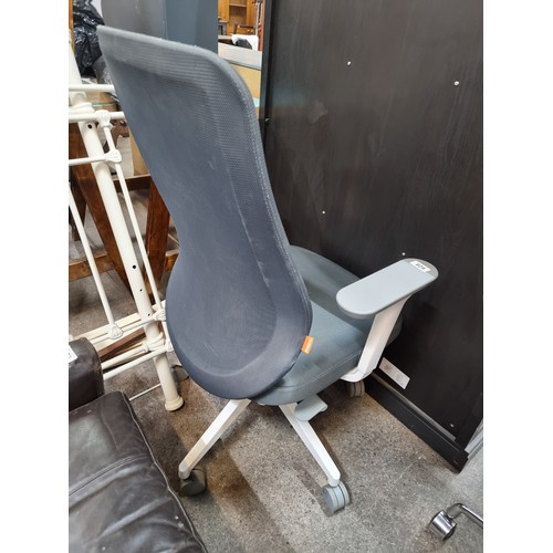 628 - A high quality, extremely comfortable office chair sat on castor wheels and featuring armrests. Both... 