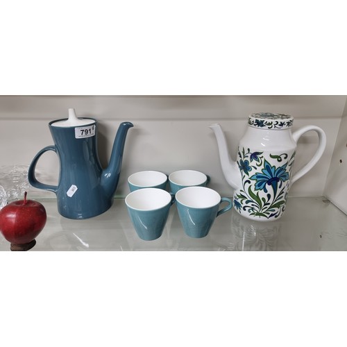 791 - A delightful mid century English Poole Pottery coffee pot along with four matching cups. Comes with ... 