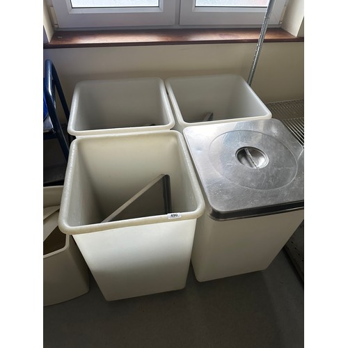 490 - Four industrials storage bins all with Stainless Steel Lids.
There is only two opportunities to coll... 