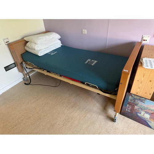 515 - Star Lot :  A commercial quality electric remote control hospital bed with a Commercial surface 2 ma... 