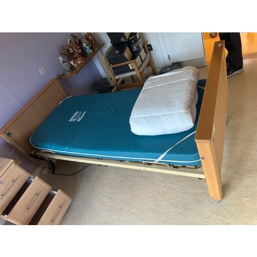 516 - Star Lot :  A commercial quality electric remote control hospital bed with a Commercial surface 3 ma... 