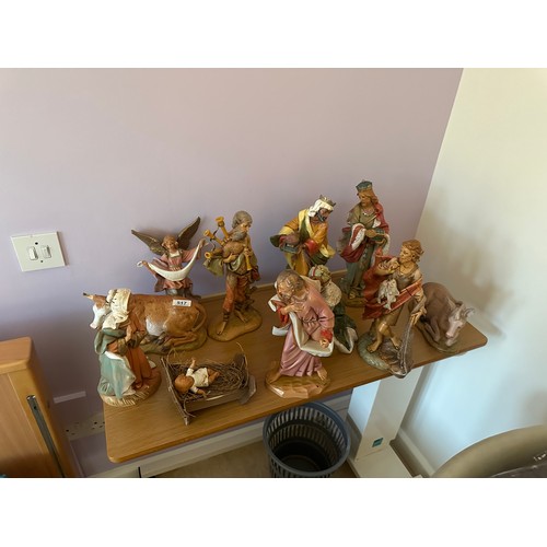 517 - A fabulous Italian made large Nativity Scene all with the original boxes, nice big size with the cha... 