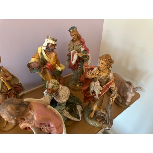 517 - A fabulous Italian made large Nativity Scene all with the original boxes, nice big size with the cha... 