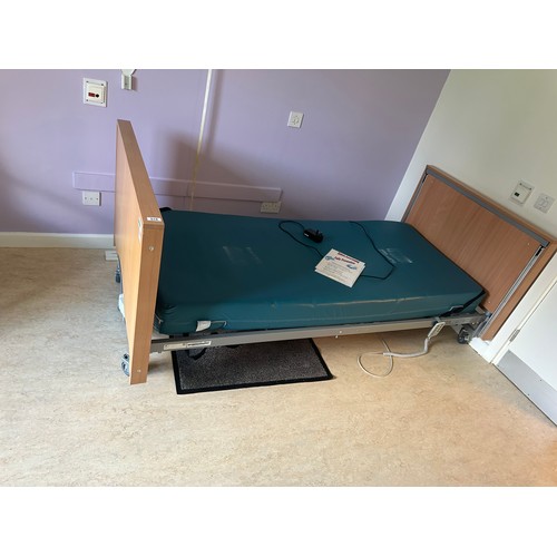 518 - Star Lot :  A commercial quality electric remote control hospital bed with a Commercial surface 1 ma... 