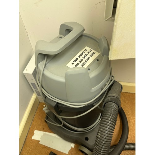 525 - Star lot : Is a good selection of Vacuums inc a Nilfisk GM 200, A Nifisk King, A Nilfisk wet and dry... 