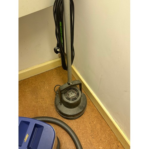 525 - Star lot : Is a good selection of Vacuums inc a Nilfisk GM 200, A Nifisk King, A Nilfisk wet and dry... 