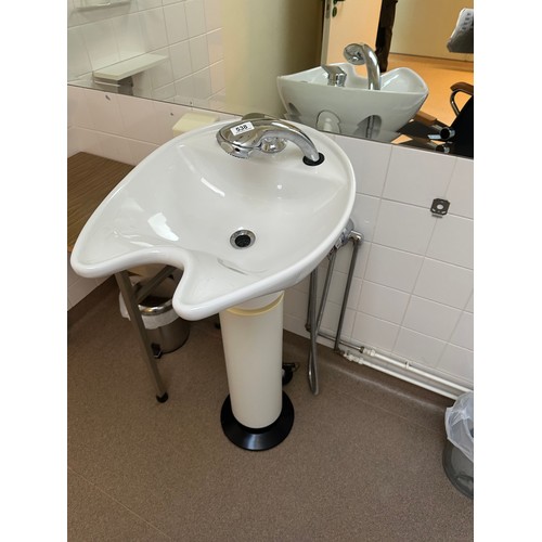 538 - A good quality Commercial hair wash station. Own very good condition. Buyer would need to safely rem... 